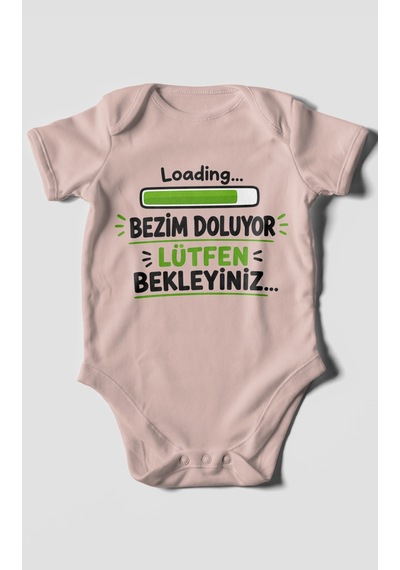 Morivokids Bezim Doluyor Lütfen Bekleyiniz Kısa Kollu Bebek Body %100 Pamuk Pastel Pembe