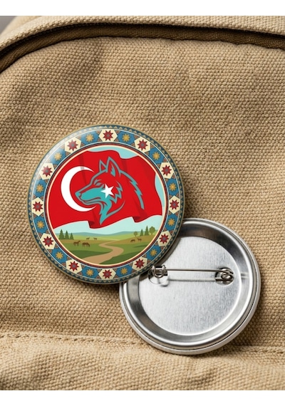 Fikart Dalgalanan Türk Bayrağı Dokusu Üzerinde Çizgisel Bozkurt Ve Dağ Manzaralı 58mm Buton Rozeti Çok Renkli