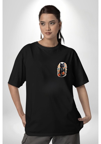 Çiçekli Siyah Kedi Etiket Siyah Oversize Unisex Ön Sol Yan Minimal Baskılı Tişört Koyu Siyah Çiçekli Siyah Kedi Etiket Siyah Oversize Unisex Ön Sol Yan Minimal Baskılı Tişört Koyu Siyah