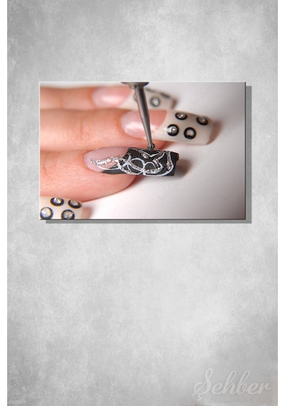 Kare Formda Uzun Bir Tırnakta Tırnak Bakımı Süslemesi Nail Art Yatay Kanvas Tablo 4373 Çok Renkli