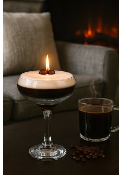 Kahveli Mum Martini Bardağında Kahveli Martini