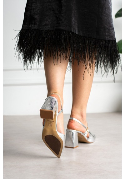 Dabab Shoes Tamara Kadın Gümüş Yılan Desenli Sivri Burun Bilekten Bantlı 7 Cm Kalın Topuklu Slingback Ayakkabı Dabab Shoes Tamara Kadın Gümüş Yılan Desenli Sivri Burun Bilekten Bantlı 7 Cm Kalın Topuklu Slingback Ayakkabı