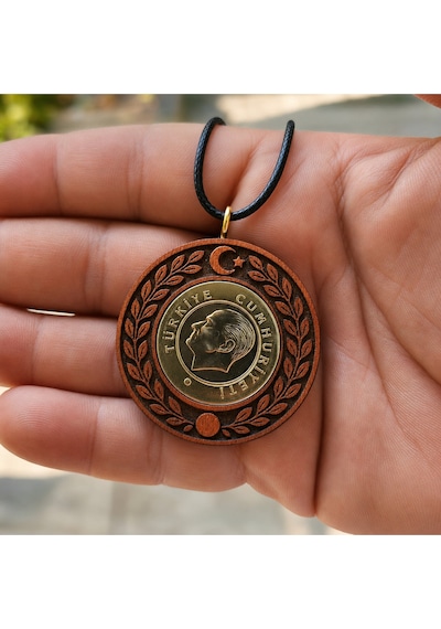 Gerçek Madeni Para Detaylı Ay Yıldız Defne Motifli Ahşap Kolye Ucu - Unisex 011 - Kahverengi