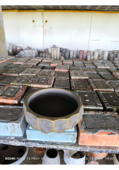 Geometrik Dizayn Gold Koyu Gri Beton Saksı