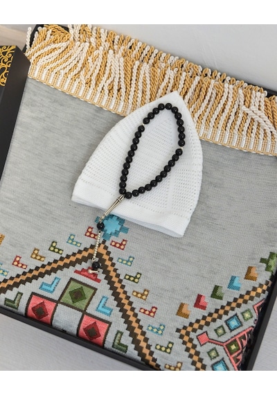 Erkekler İçin Seccade Takke Tesbih Hediyelik Seti Kilim Desenli Kadife Astarlı Seccade, 33 Lü Erkek Tesbihi, Takke Ve Özel Kutu Gri Erkekler İçin Seccade Takke Tesbih Hediyelik Seti Kilim Desenli Kadife Astarlı Seccade, 33 Lü Erkek Tesbihi, Takke Ve Özel Kutu Gri