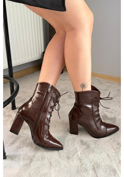 Preshley Kadın Cora Kahverengi Rugan Yandan Fermuarlı Bağcık Detaylı Kalın Topuklu Sivri Burunlu Bot Preshley Kadın Cora Kahverengi Rugan Yandan Fermuarlı Bağcık Detaylı Kalın Topuklu Sivri Burunlu Bot