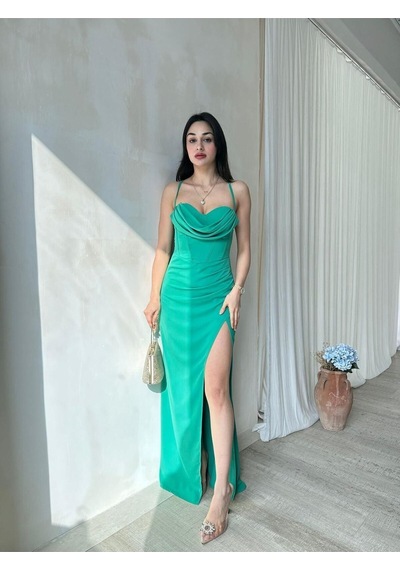 Fashion Cocktail Sırt Korseli Derin Sol Yırtmaçlı Degajeli Saten Askılı Uzun Abiye Elbisesi Yeşil Fashion Cocktail Sırt Korseli Derin Sol Yırtmaçlı Degajeli Saten Askılı Uzun Abiye Elbisesi Yeşil