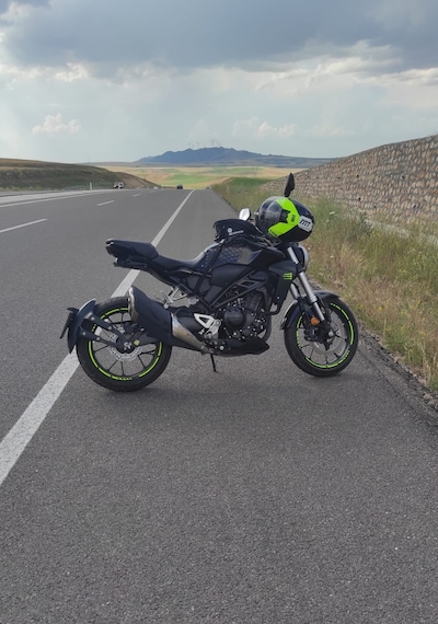 Honda CB250R Kısa Kuyruk ve Sıyırıcı Üzeri Işıklı Plakalık