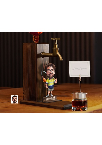 Bk Gift Kişiye Özel Balıkçı Karikatürlü Musluklu Ahşap Viski Standı-5, Viski Çeşmesi, Doğum Günü Hediyesi, İçecek Dispenseri