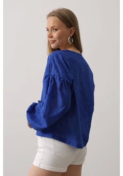 Defymoda Kalp Detaylı Bağlamalı Brode Bluz - Saks Saks