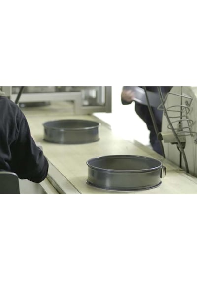 Kaiser Bake & Take Kelepçeli Kapaklı Yuvarlak Kek Kalıbı 26 Cm Siyah