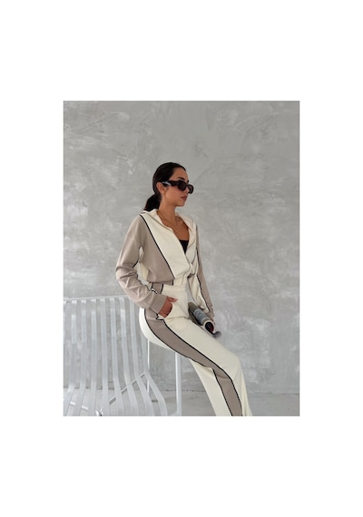 Gugus Kadın Trend Eşofman Takımı Dik Yaka Fermuarlı Bol Paça Yanları Şeritli Aysho Model Beyaz-bej Gugus Kadın Trend Eşofman Takımı Dik Yaka Fermuarlı Bol Paça Yanları Şeritli Aysho Model Beyaz-bej