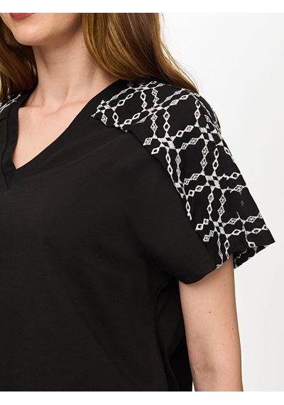 Faik Sönmez Resort Omuzu Brode Nakış Detaylı V Yaka Tshirt S26tsh107 Us26tsh10710 Siyah
