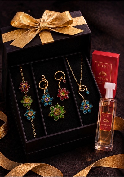 Premium Çiçek Desenli Takı Seti ve Parfüm Kolye Küpe Yüzük Bileklik Kombini Şık Hediye Kutulu Kadın Takı Seti Çok Renkli Premium Çiçek Desenli Takı Seti ve Parfüm Kolye Küpe Yüzük Bileklik Kombini Şık Hediye Kutulu Kadın Takı Seti Çok Renkli