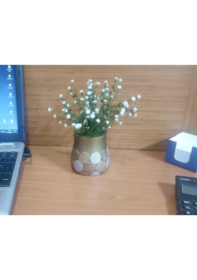 Vazoda Beyaz Yapay Çiçek Dekoratif Altın Puanlı Poliresin Vazo Dahil  9 x 9 x 15 CM