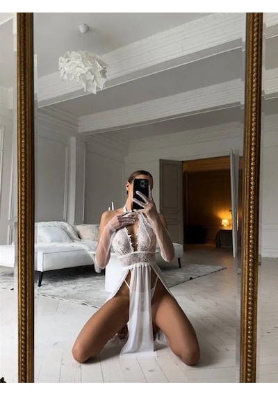Ang Butik Kadın Özel Tasarım Beyaz Dantel İşlemeli Göğüs Detaylı Yırtmaçlı Gecelik