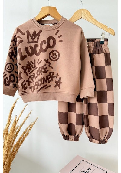 Zuzunga Erkek Çocuk Graffiti Baskılı Oversize Sweatshirt Ve Dama Desenli Bol Paça Eşofman Takımı Kahverengi Zuzunga Erkek Çocuk Graffiti Baskılı Oversize Sweatshirt Ve Dama Desenli Bol Paça Eşofman Takımı Kahverengi