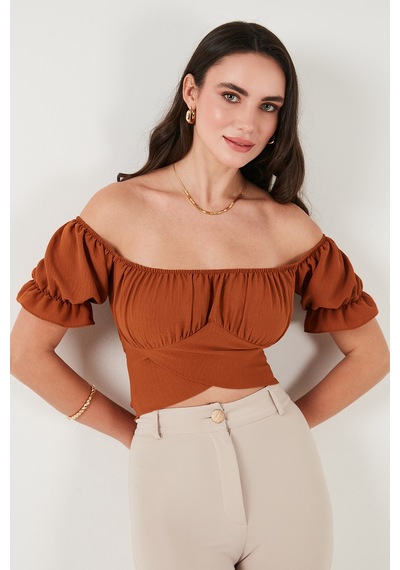 Lela Regular Fit Madonna Yaka Bağlama Detaylı Crop Bayan Bluz 6527017 Kahve