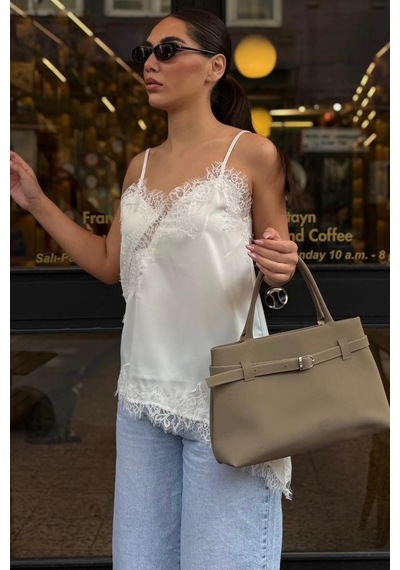 Madmext Beyaz Dantelli Asimetrik Kesim Saten Bluz Mg2694