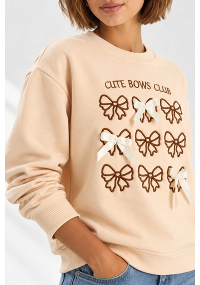 Mevese Kadın Fiyonk Nakışlı Kurdele Aksesuarlı Sweatshirt - Üç İplik Şardonlu Sıcak Tutan Üst - Bej Mevese Kadın Fiyonk Nakışlı Kurdele Aksesuarlı Sweatshirt - Üç İplik Şardonlu Sıcak Tutan Üst - Bej