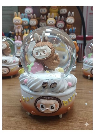 Labubulu Jumbo En Büyük Boy Kar Küresi Püskürtme Motorlu Müzikli Işıklı Yılbaşı Hediyesi -