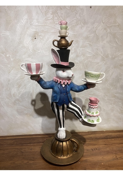Tavşan Alice Harikalar Diyarında Fincan Tutan