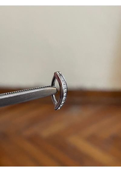 Sıra Taş Gümüş Renk Ultraliğht 10 Mm Titanyum Göbek Piercingi Siyah