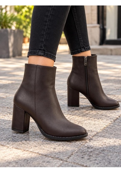 Asmi Shoes Kadın Silva Kahverengi Deri Yandan Fermuarlı Toka Detaylı 7 Cm Kalın Topuklu Sivri Burunlu Yeni Sezon Günlük Bot Asmi Shoes Kadın Silva Kahverengi Deri Yandan Fermuarlı Toka Detaylı 7 Cm Kalın Topuklu Sivri Burunlu Yeni Sezon Günlük Bot