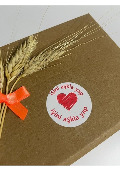 İşini Aşkla Yap Ortası Çizim Kalpli Kırmızı Yazılı Yuvarlak Yapışkanlı Etiket 4x4 Cm 120 Adet