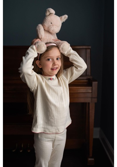 Antebies Organik Gots Sertifikalı Krem Jakar Kumaş, Gül Detaylı, Uzun Kollu Tişört, Bel Lastikli Taytlı Kız Çocuk Pijama Takımı