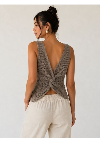 Neden Tekstil Twist Knot Detaylı Premium Kadın Triko Bluz V Yaka Örgü Dokulu Şık Crop Tasarım - Bej