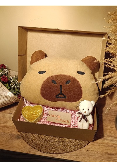 Kutulu Hediye Seti / Capybara Yastık 30cm, Ayıcık Anahtarlık Ve Kalp Şeklinde Tüllü Kutu