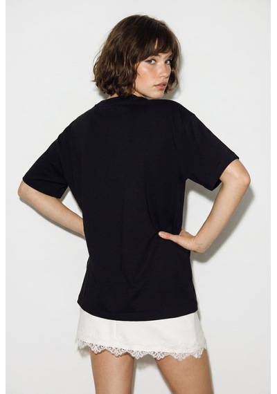 Kadın Fular Ve İnci Detaylı Bisiklet Yaka Oversize Basic T-shirt 360096 60286358 - Siyah