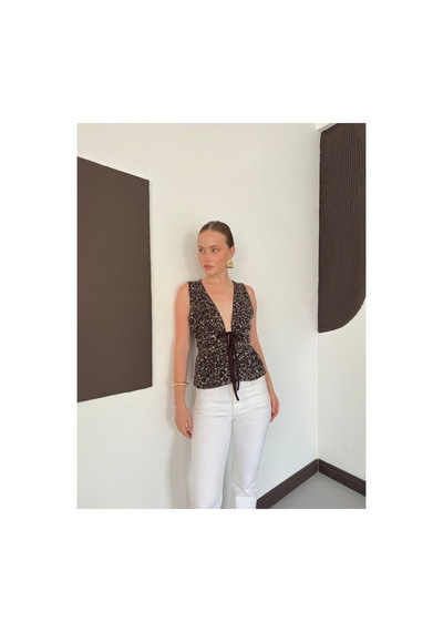 Verymoda V Yaka Belden Bağcıklı Pullu Yelek Bluz D3135 Koyu Kahve