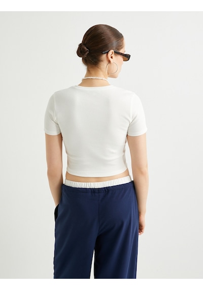 Koton Crop Tişört Kolej Temalı Aplike Detaylı Kısa Kollu Bisiklet Yaka Ekru 4sal10850ık Ekru Koton Crop Tişört Kolej Temalı Aplike Detaylı Kısa Kollu Bisiklet Yaka Ekru 4sal10850ık Ekru