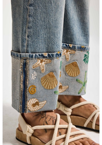 it's basic Kadın Kot Rengi 4s6-65 Straight Fit Corn Turn Up Elastan Kumaş Paça Nakışlı Tasarım Denim Jean Mavi