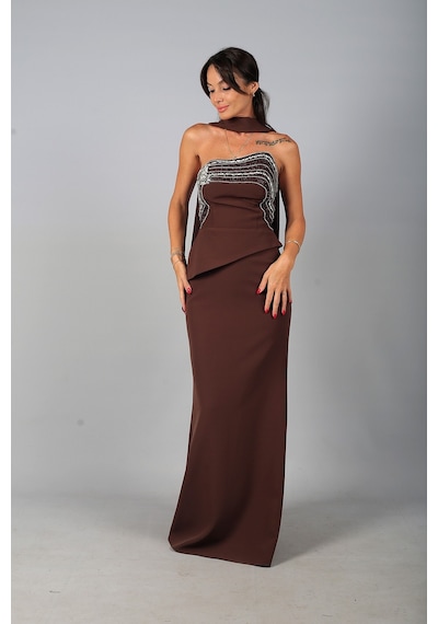By Saygı Kadın Asimetrik Straplez Yaka Astarlı Önü Taşlı Peplum Detaylı Krep Uzun Elbise Kahverengi By Saygı Kadın Asimetrik Straplez Yaka Astarlı Önü Taşlı Peplum Detaylı Krep Uzun Elbise Kahverengi