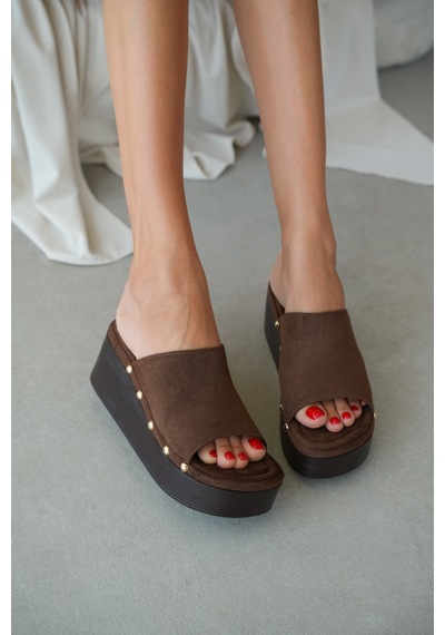 Selin Shoes Corvia Kalın Bant Dolgu Topuk Kadın Terlik- Kahve Süet Kahverengi