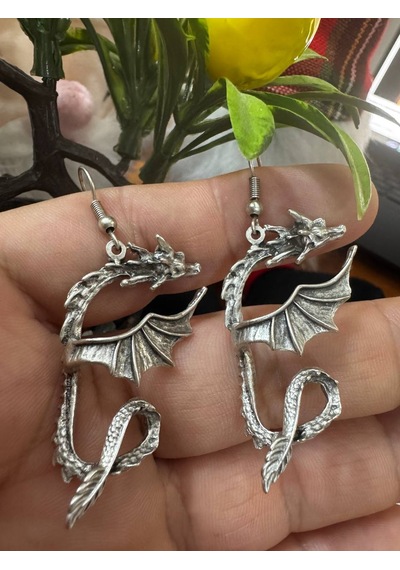 Kanat Detaylı Ejderha Figürlü İnce Metal Sallantılı Küpe Çok Renkli