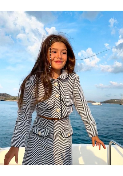 Magu Kız Çocuk Pamuklu Siyah Beyaz Balıksırtı Ceket Etek Takım - Düğmeli Cepli Şık Kombin Çok Renkli Magu Kız Çocuk Pamuklu Siyah Beyaz Balıksırtı Ceket Etek Takım - Düğmeli Cepli Şık Kombin Çok Renkli