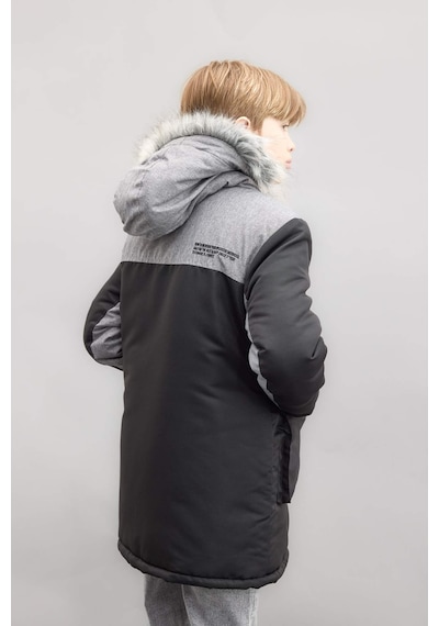 DeFacto Erkek Çocuk Çıkarılabilir Suni Kürk Yaka Kapüşonlu Pelüş Astar Parka C8990A824CWBK27