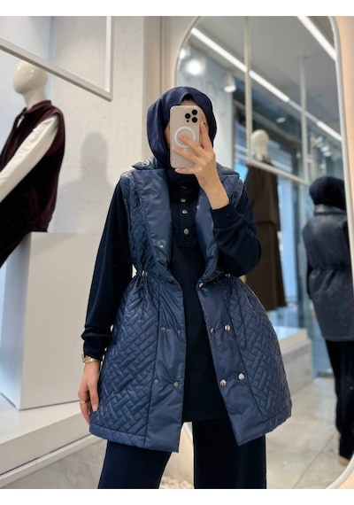 Esra Butik78 Kapitone Şişme Yelekli Tesettür 3 Lü Takım Spor Şık Modern Kombin Yelek + Sweatshirt + Pantolon Lacivert Esra Butik78 Kapitone Şişme Yelekli Tesettür 3 Lü Takım Spor Şık Modern Kombin Yelek + Sweatshirt + Pantolon Lacivert