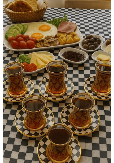 12 Parça Altın Yaldız Desenli Cam Çay Bardağı Ve Dama Desenli Çay Tabağı - Çay Takımı Çok Renkli
