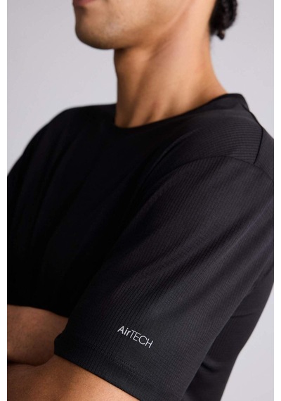 Defacto - Slim Fit Dar Kesim Bisiklet Yaka Çabuk Kuruyan Nefes Alabilen Esnek Kumaş Baskılı Sporcu Kısa Kollu Siyah Defacto - Slim Fit Dar Kesim Bisiklet Yaka Çabuk Kuruyan Nefes Alabilen Esnek Kumaş Baskılı Sporcu Kısa Kollu Siyah