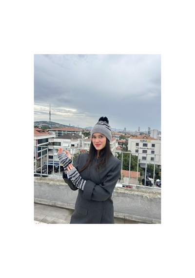 Mollycrush Kadın Gri Ponponlu Bere Ve Eldiven Takımı Çizgili Deseniyle Modern, Sıcak Ve Şık Kış Stili Gri