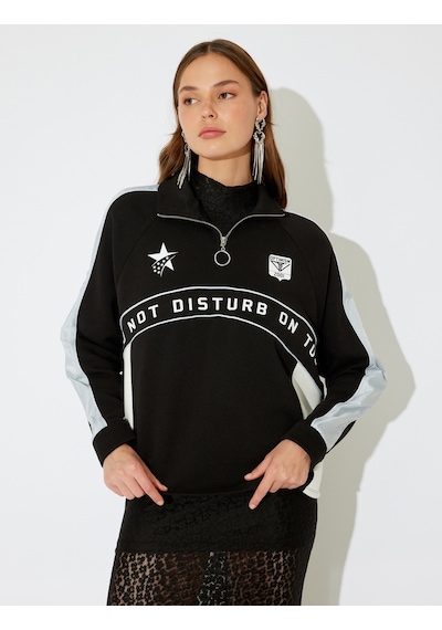 Koton Koton X İnji - Yarım Fermuarlı Sloganlı Renk Bloklu Rahat Kalıp Sweatshirt Siyah 5wal10724ık Siyah