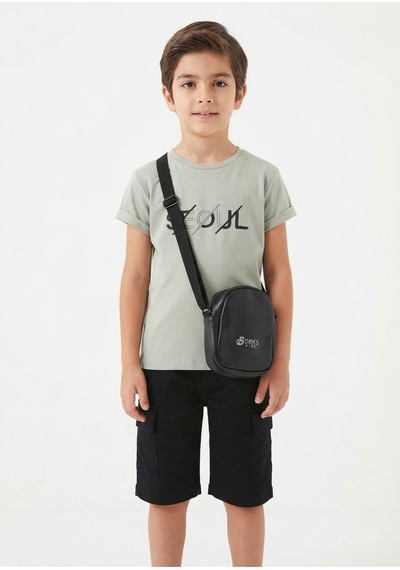 Gülerçocuk Erkek Çocuk Seul Baskılı Haki Tişört Ve Siyah Kargo Şort Kombini + Çanta Hediyeli / Takımlı Stritwear Set Haki Haki Gülerçocuk Erkek Çocuk Seul Baskılı Haki Tişört Ve Siyah Kargo Şort Kombini + Çanta Hediyeli / Takımlı Stritwear Set Haki Haki