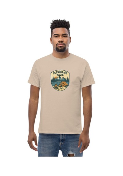 Wildstyle Sessizliğe Kaçış Renkli Doğa Kamp Orman Huzur Rozet Baskılı Unisex Bisiklet Yaka Pamuklu Tişört Camel
