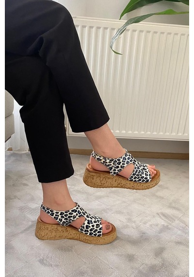 Preshley Kadın Tinge Beyaz Rugan Leopar Kalın Mantar Taban Ortopedik Sandalet K-250