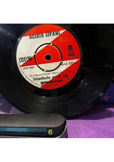 Nesrin Sipahi - İstanbullu Artık Hiç Sevmiyorum / İstanbul'a Gelmeseydim 7" Vinyl 45'lik - Odeon